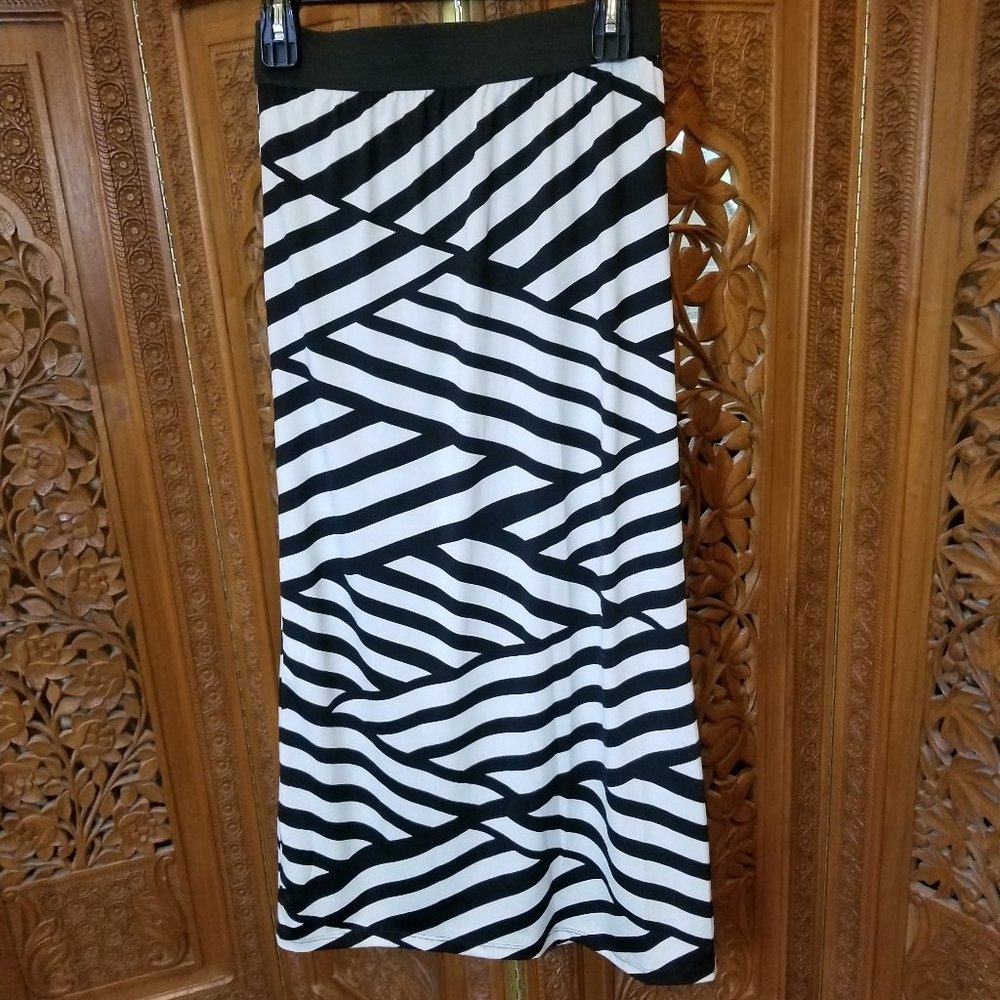 LAST CHANCE - DONATING SOON! Lavish - black/white geometric skirt
